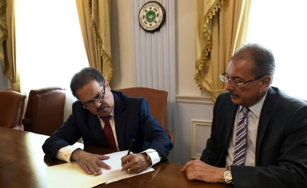 PRESIDENTE DEL SENADO FIRMA MEDIDA QUE EXTIENDE CRÉDITO AL TRABAJO