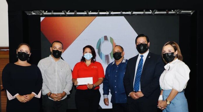 VIVIENDA Y BDE ENTREGA MILES DE DÓLARES EN AYUDAS A SEIS EMPRESARIOS EN RINCÓN