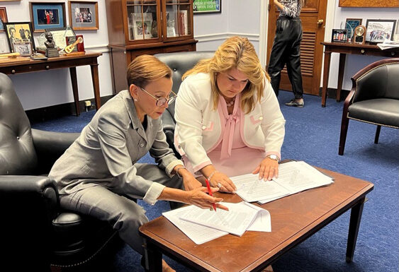 EN NEGOCIACIONES SOBRE EL STATUS POLÍTICO JENNIFER GONZÁLEZ Y NYDIA VELÁZQUEZ