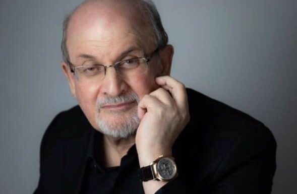 APUÑALAN AL ESCRITOR SALMAN RUSHDIE DURANTE CONFERENCIA EN NY