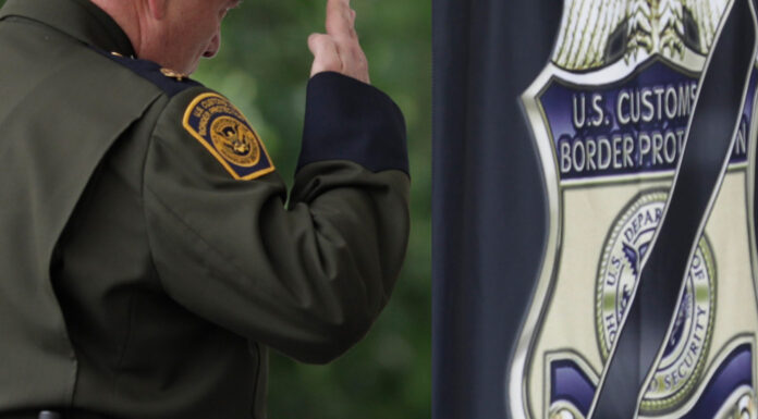 BANDERAS A MEDIA HASTA EN HONOR A OFICIAL DE ADUANAS Y PROTECCIÓN FRONTERIZA MUERTO EN CUMPLIMIENTO DEL DEBER