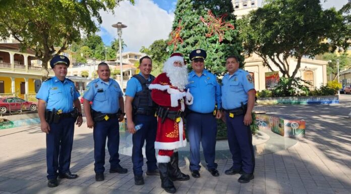 AGENTES DEL DISTRITO DE JAYUYA CELEBRAN LA NAVIDAD CON SU COMUNIDAD