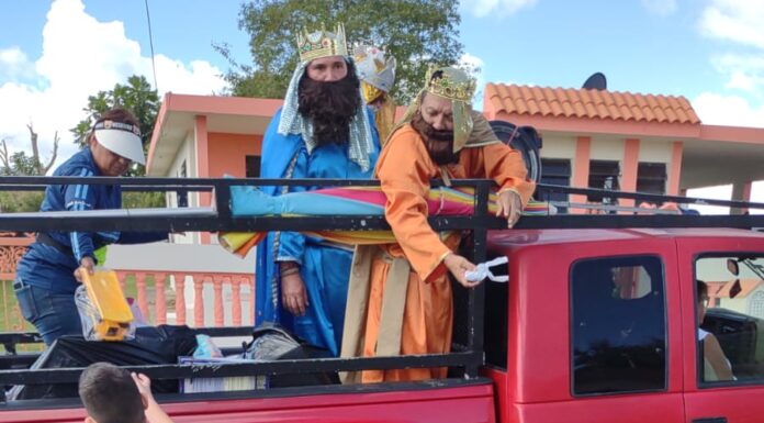 POLICÍA Y REYES MAGOS LLEVAN REGALOS A NIÑOS EN MOROVIS