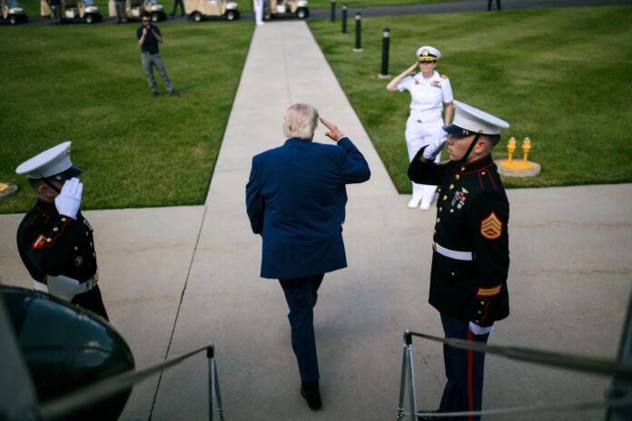 Trump bajando de Air Force One